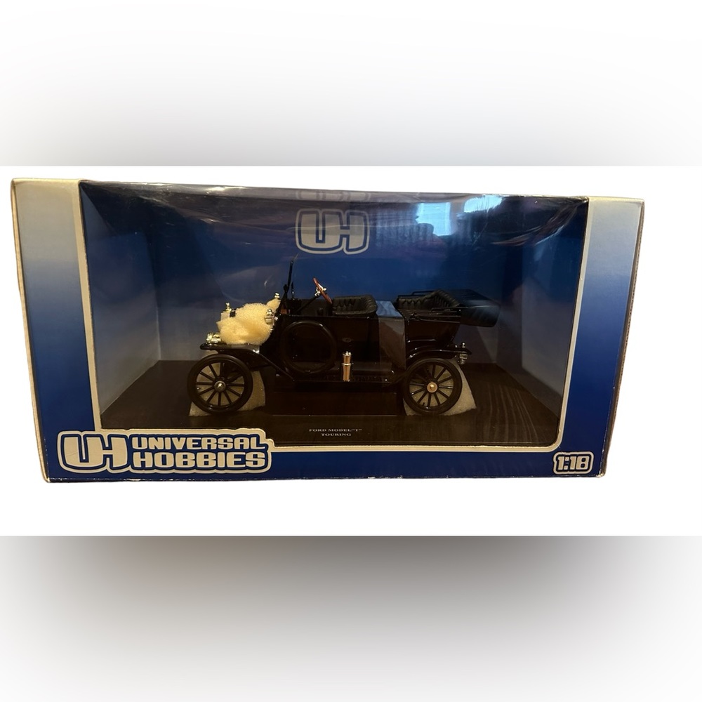 NIB Universal Hobbies Ford Model “T” Touring 1:18 Car